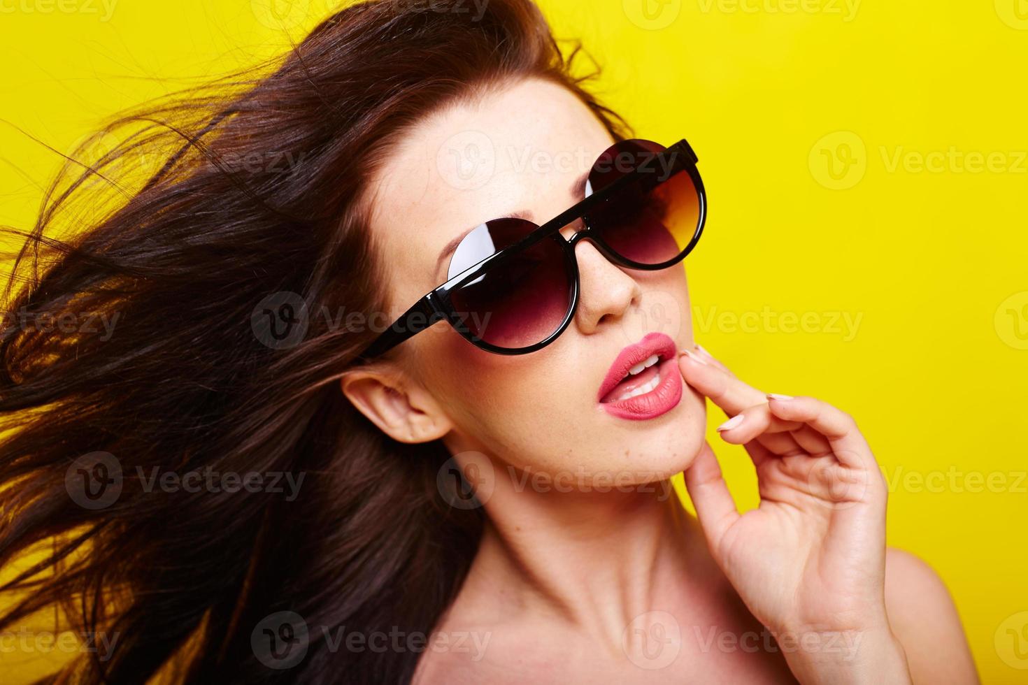 giovane donna caucasica splendida che indossa gli occhiali da sole foto