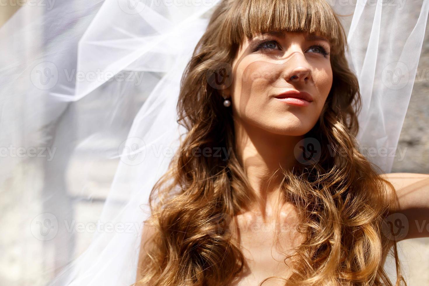 giovane sposa bionda caucasica bella alla moda che propone contro il th foto
