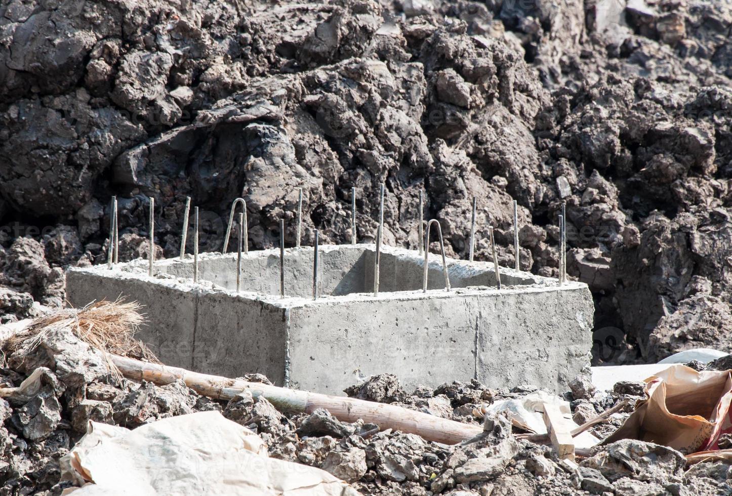 drenaggio fognario in cemento in costruzione. foto