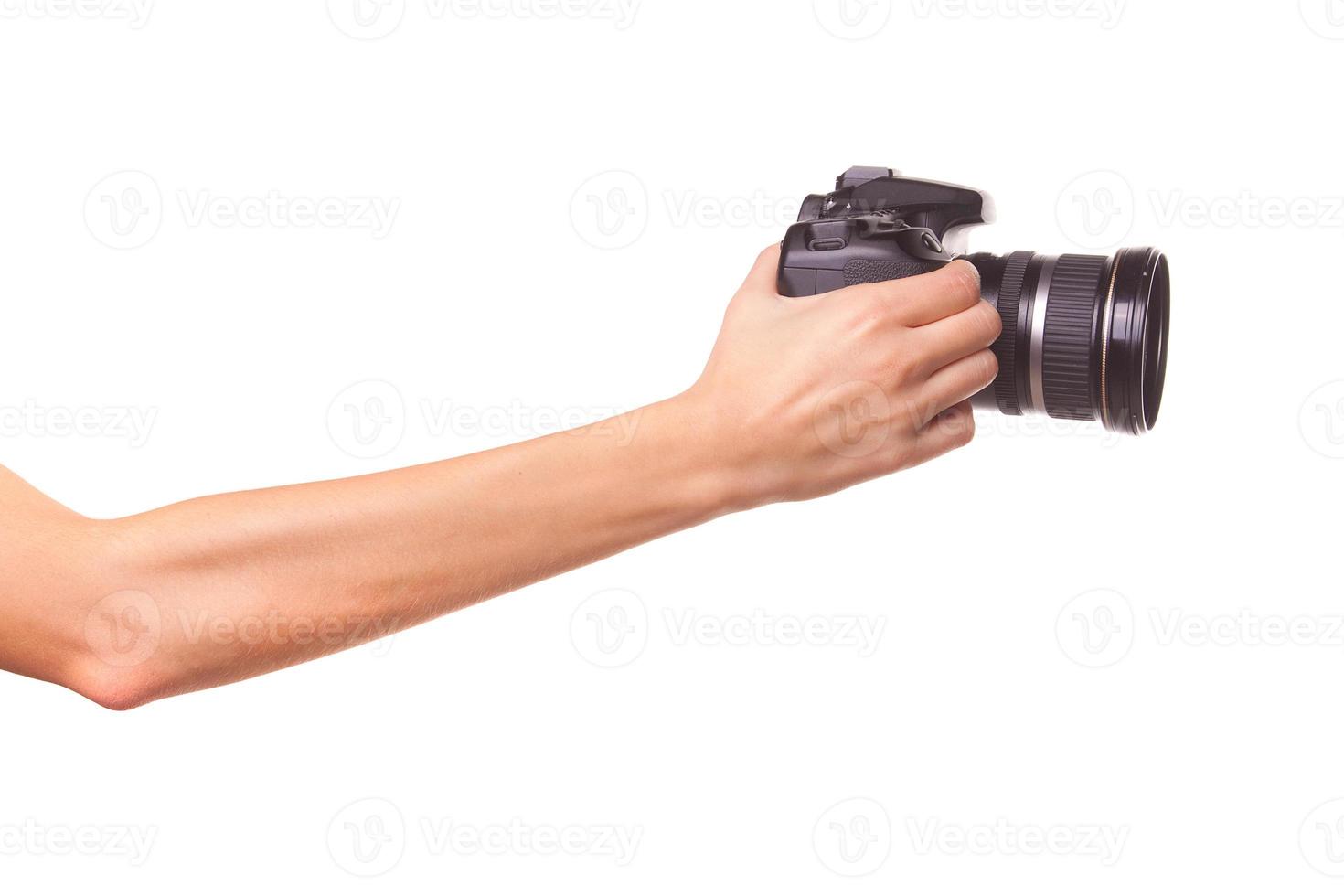mani delle donne che tengono la fotocamera. foto