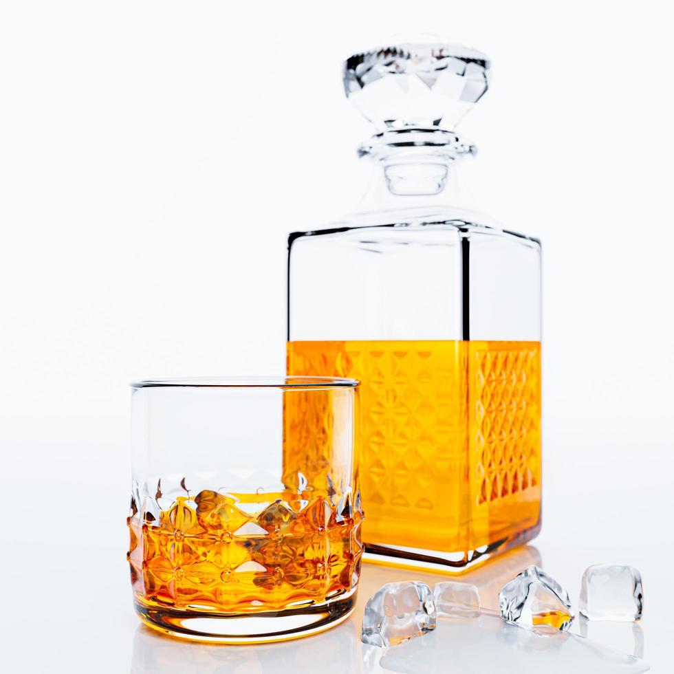 whisky o brandy, bevande alcoliche in elegante bicchiere trasparente. alcool in vetro trasparente posizionato su piano lucido con gocce d'acqua. concetto di alcol in bar o studio shot. rendering 3D foto