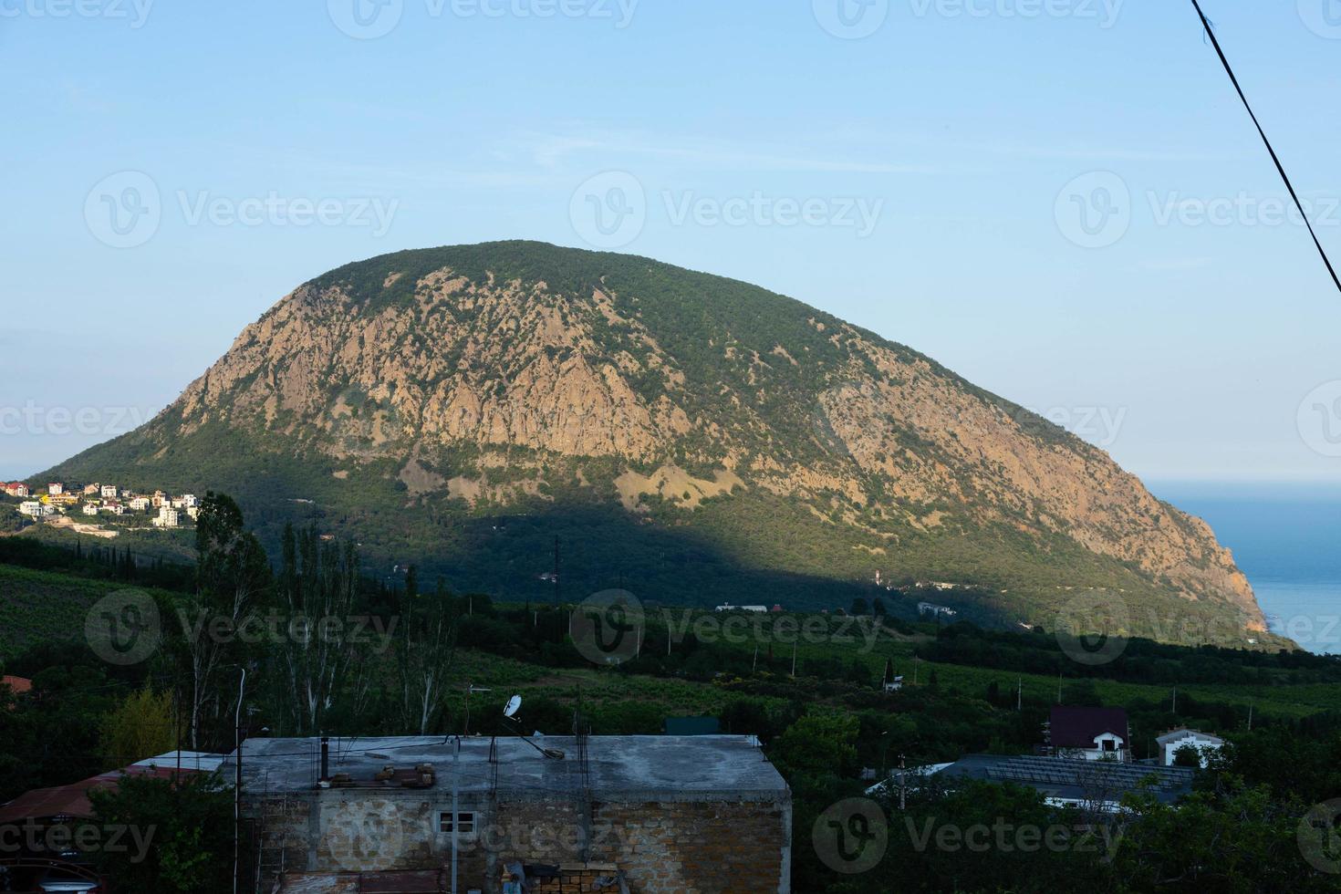 vista della montagna ayu-dag dalle montagne. foto