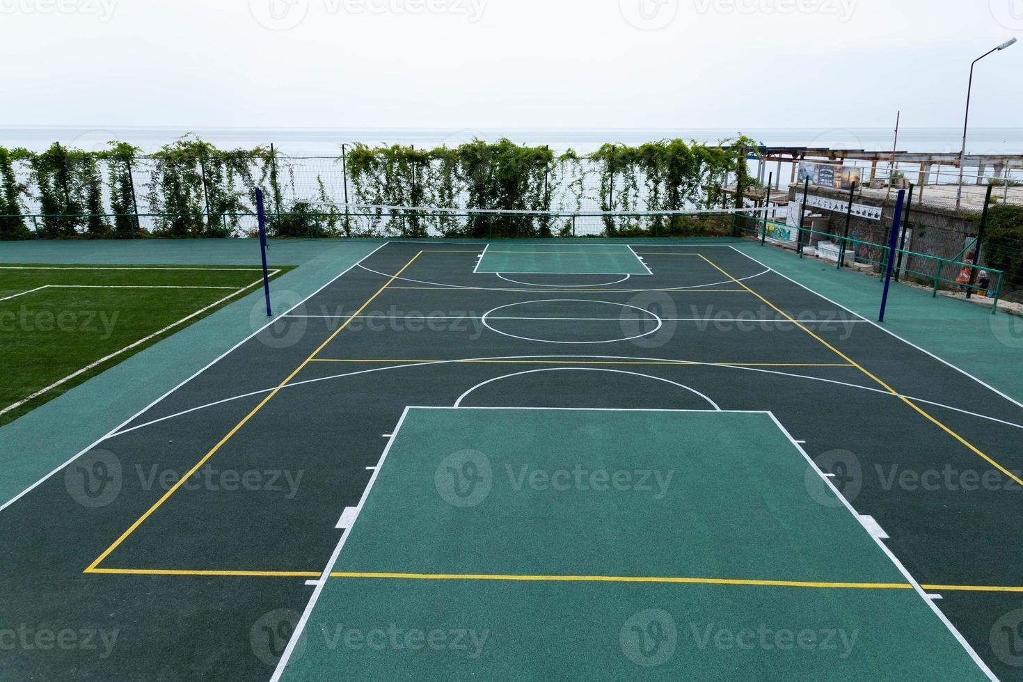 campo da pallavolo all'aperto con rete al mattino vicino al mare. foto