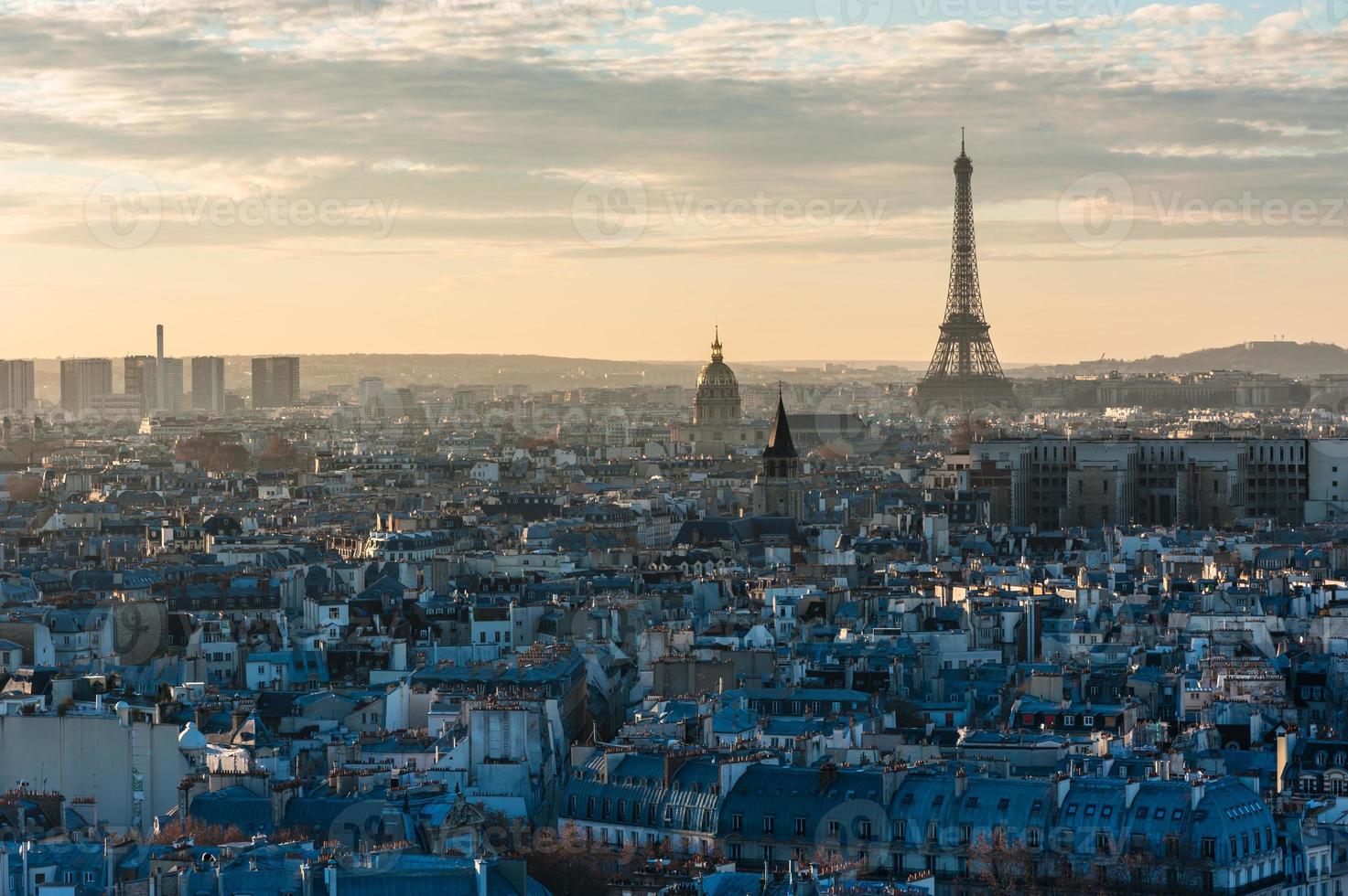 tramonto della torre Eiffel dell'orizzonte di Parigi foto