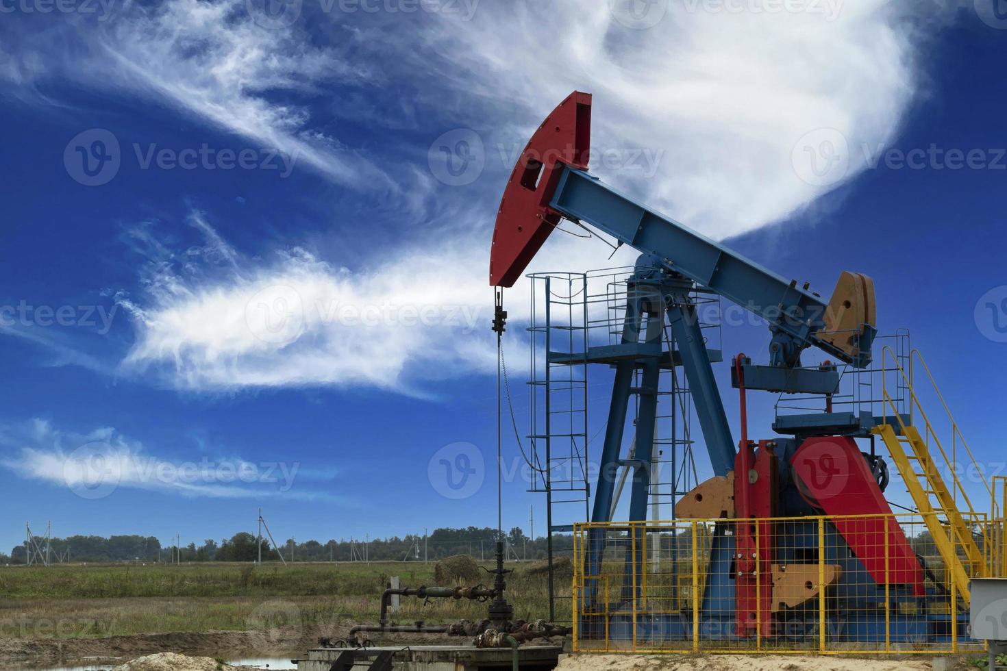 industria petrolifera. piattaforme petrolifere. pompe dell'olio su uno sfondo di cielo blu con nuvole. copia spazio. foto