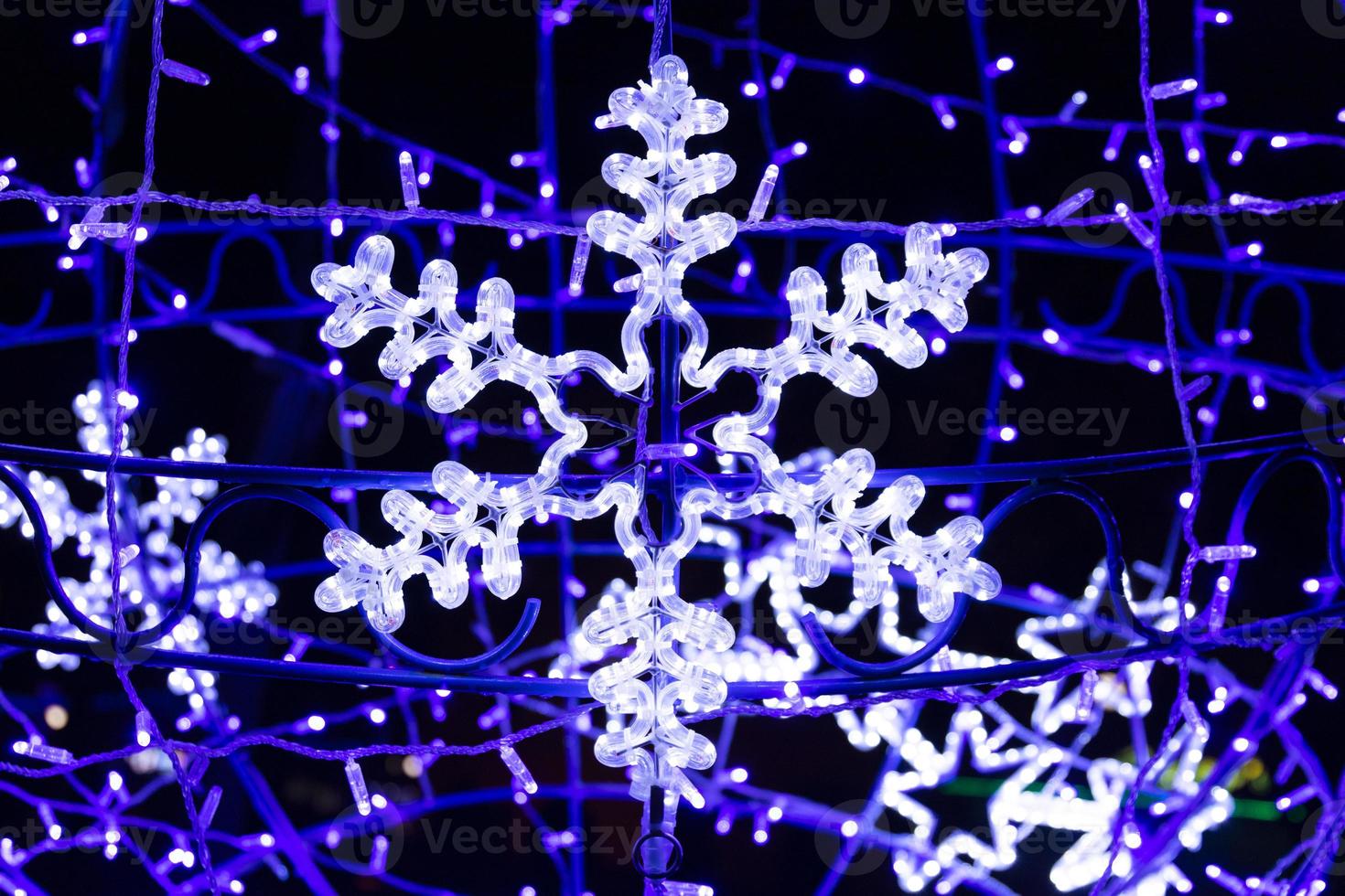 bella decorazione natalizia per le strade d'Europa, fiocco di neve al neon luminoso e luminoso foto
