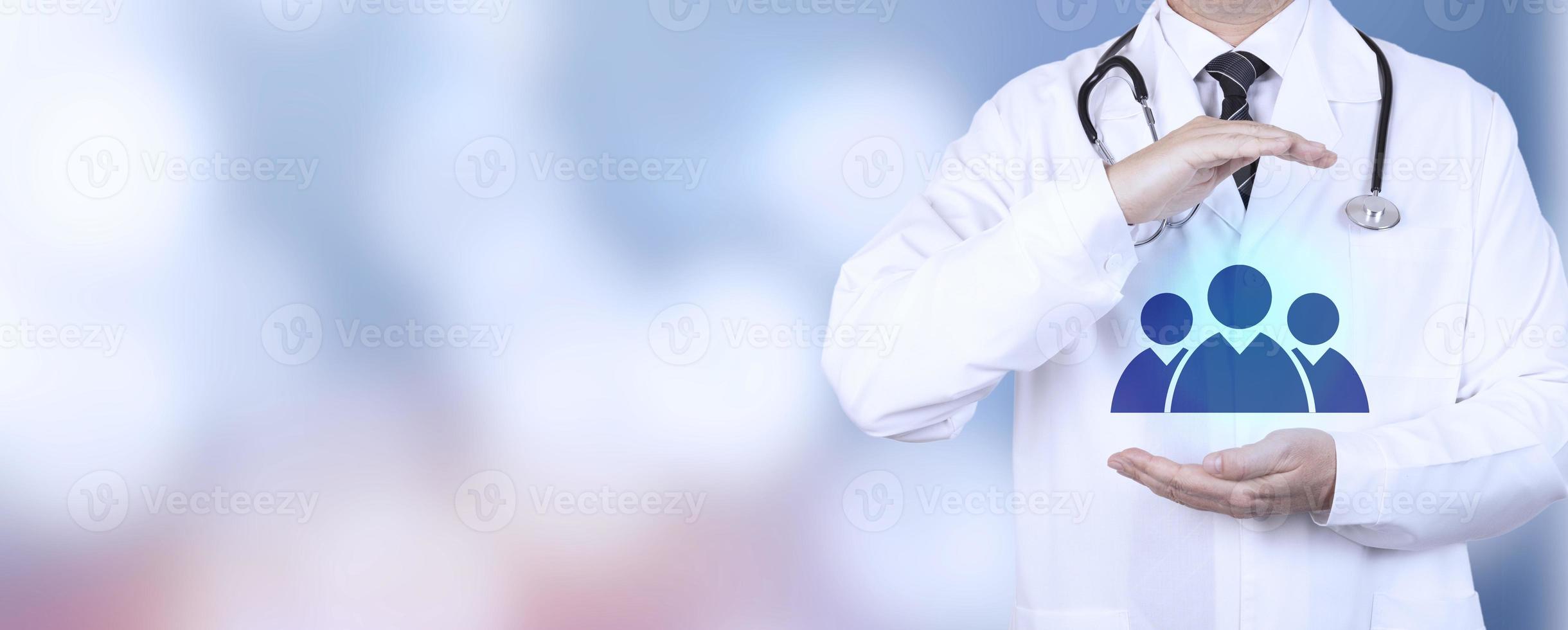 salute, assicurazione medica, assicurazione sulla vita per tutta la famiglia. un medico praticante in camice bianco con un gesto protettivo della mano e un simbolo di famiglia. copia spazio. foto