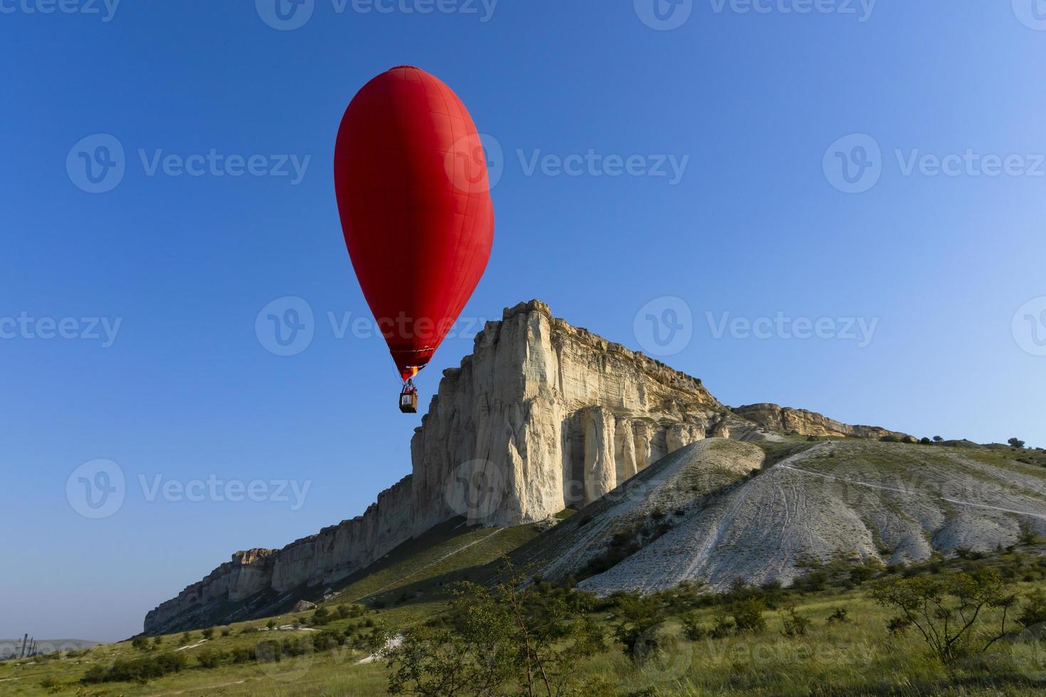 mongolfiera, palloncino rosso a forma di cuore volante sullo sfondo della roccia bianca. foto