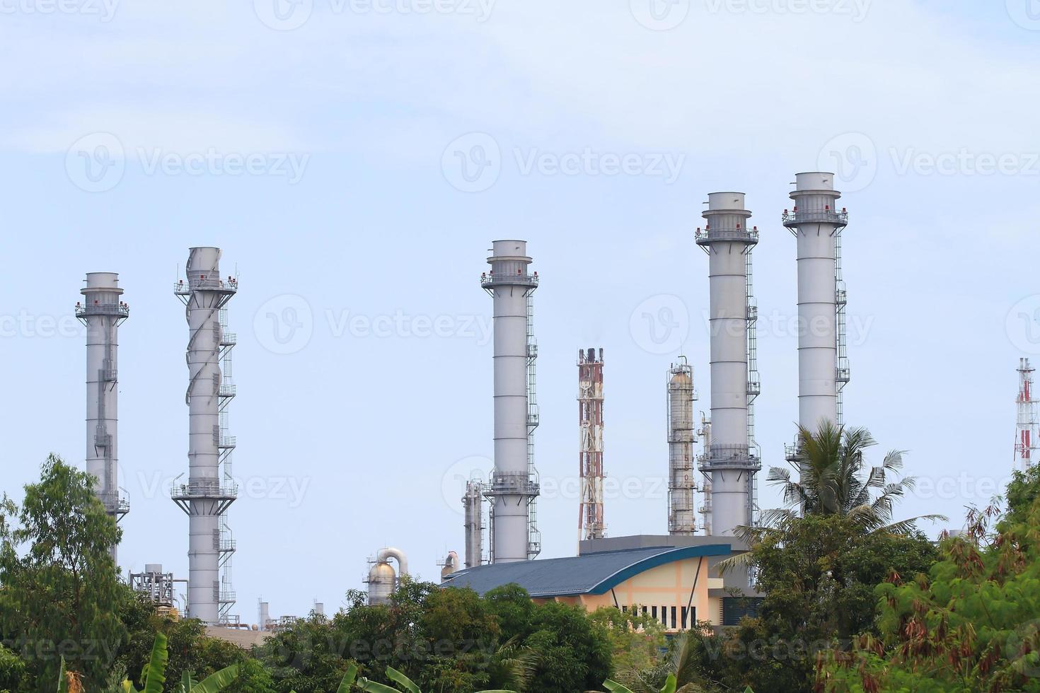 impianto di raffineria di petrolio e gas con colonna di distillazione e serbatoio foto