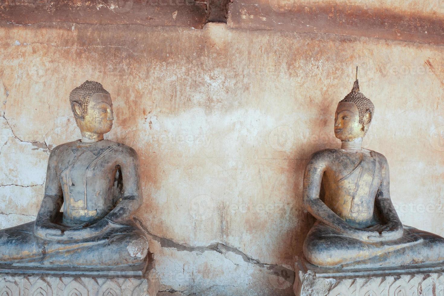 antica statua di buddha foto
