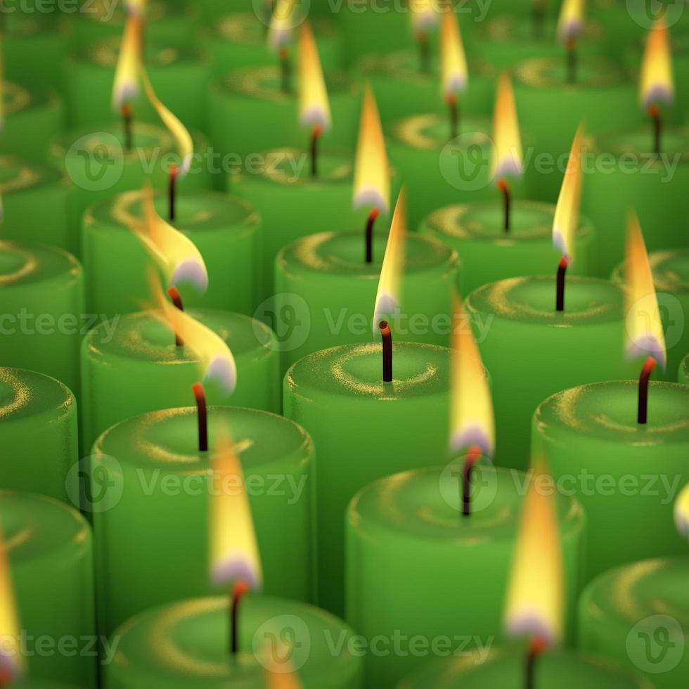 primo piano di bruciare molte candele isolato su sfondo nero foto