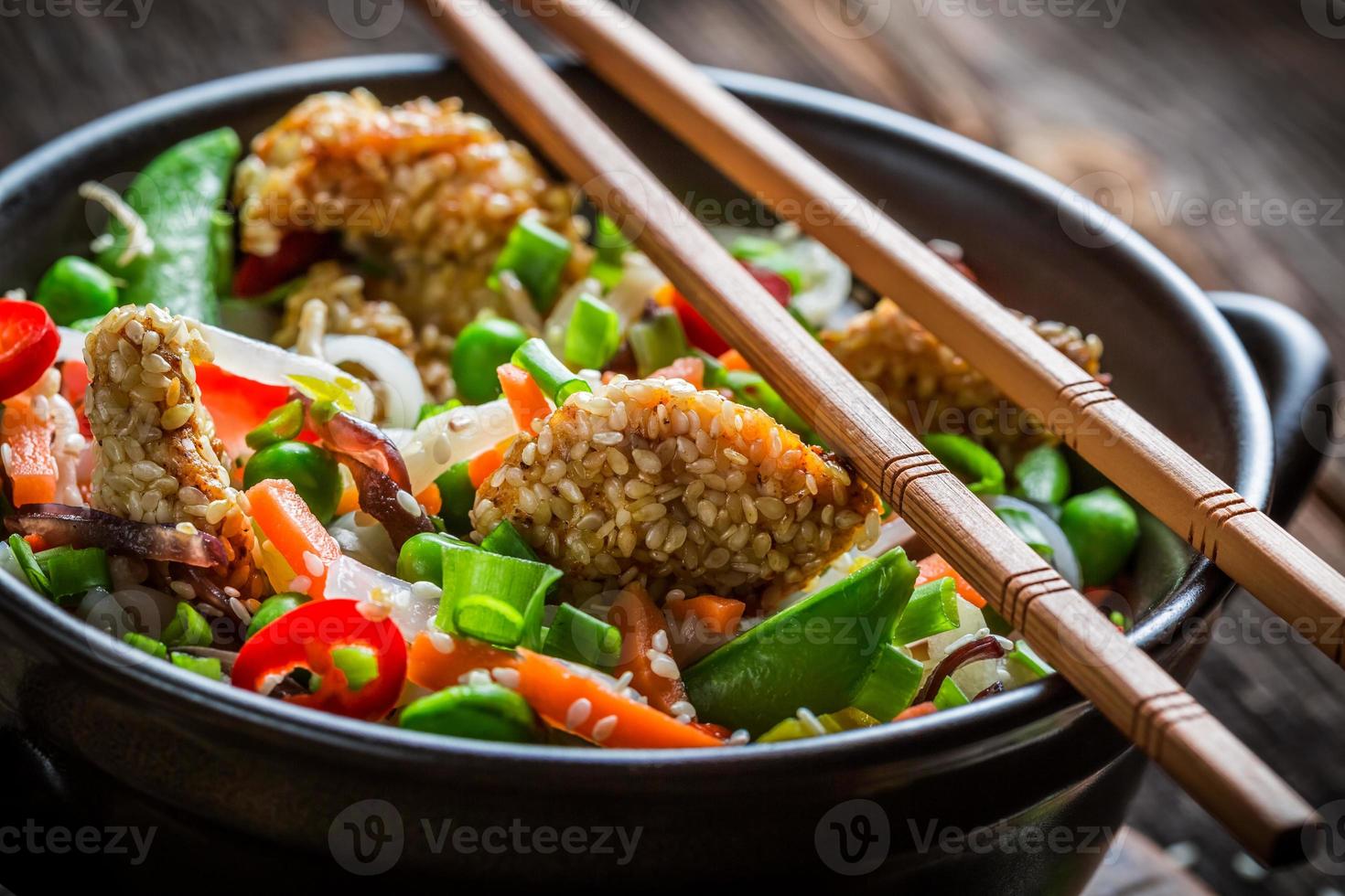 pollo con sesamo con verdure e noodles foto