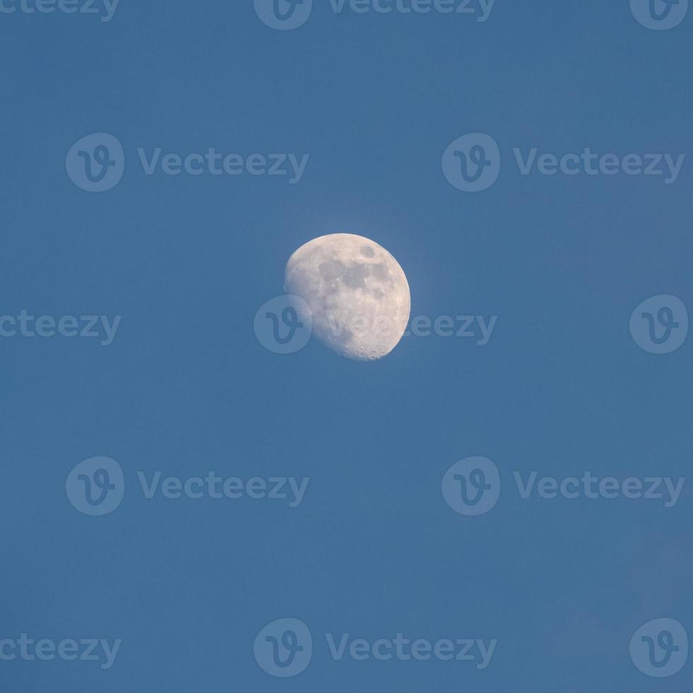 timelapse di luna, lasso di tempo stock luna piena sorge nel cielo di natura oscura, notte. lasso di tempo del disco di luna piena con la luna che si illumina nel cielo nero scuro di notte. riprese video o timelapse gratuiti di alta qualità foto