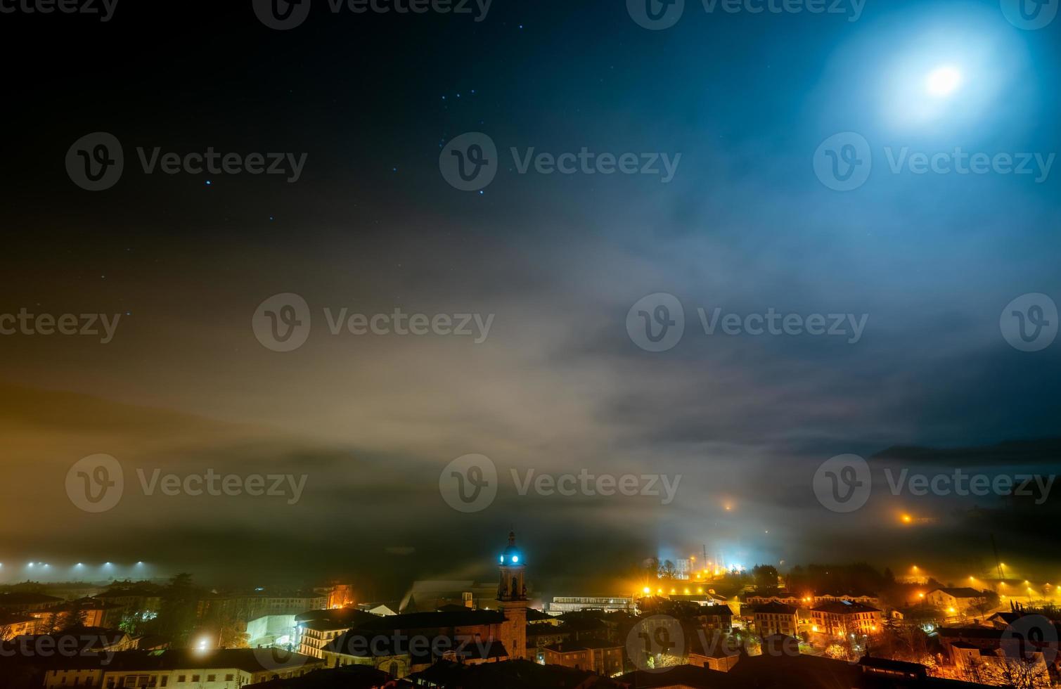 paesaggio urbano di notte con le stelle nel cielo. città nella nebbia. Europa edificio nella nebbia. città e luce arancione nella notte. città coperta di nebbia. cielo nebbioso. centro storico in europa. paesaggio urbano pittoresco. foto