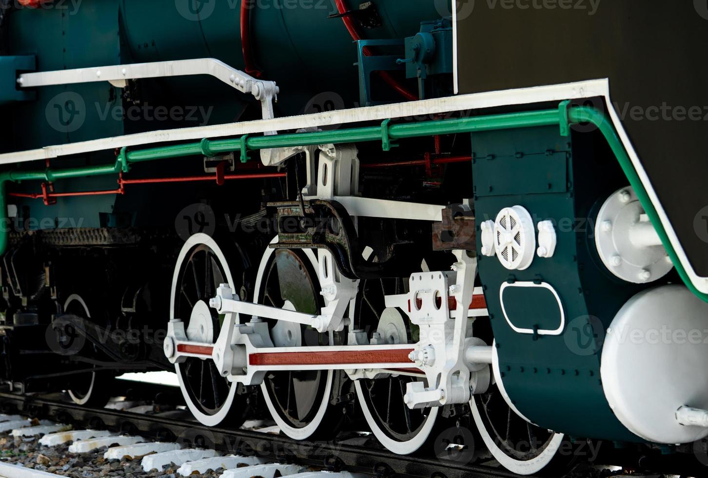 locomotiva del treno d'epoca antica del primo piano. vecchia locomotiva a vapore. locomotiva nera. vecchio mezzo di trasporto. foto