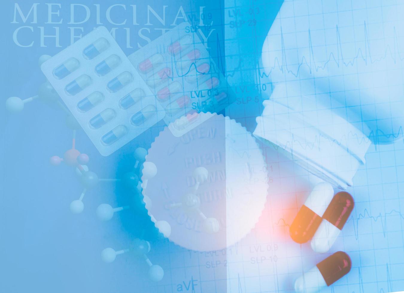 sfondo di chimica medicinale, struttura del farmaco, pillola capsula in blister, flacone di farmaco e foglio di rapporto grafico dell'elettrocardiogramma ekg o ecg. sfondo per il concetto di assistenza sanitaria e controllo cardiaco foto