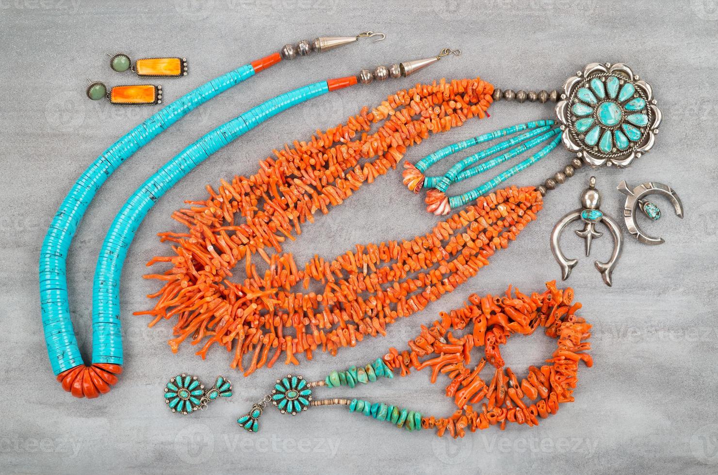 turchese, ramo di corallo e argento, gioielli nativi americani. foto