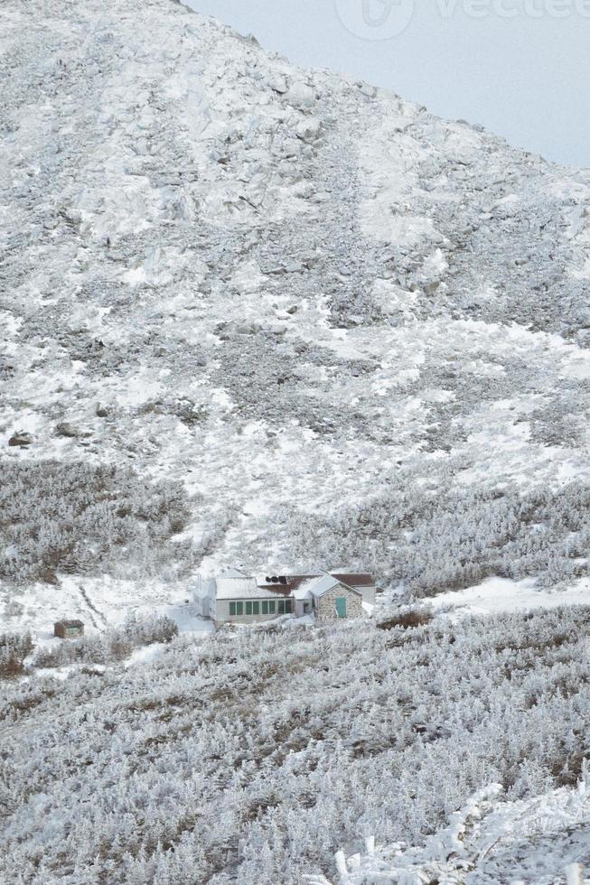 vista sulle montagne innevate foto