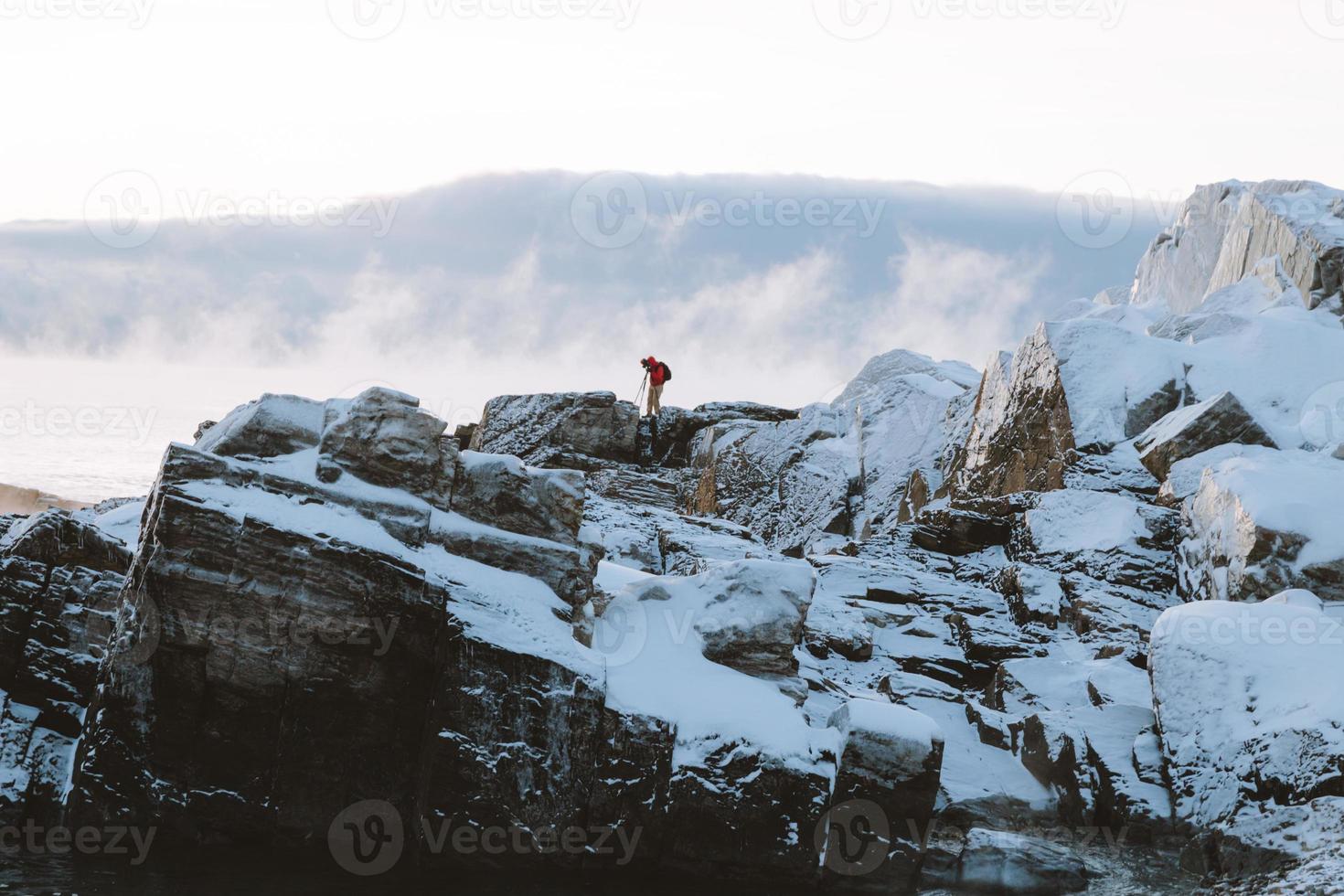 persona che fa un'escursione su una montagna innevata foto