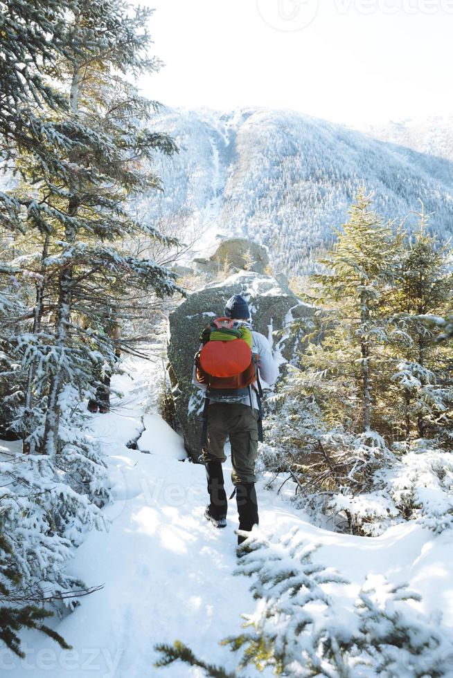 uomo che fa un'escursione nella neve foto