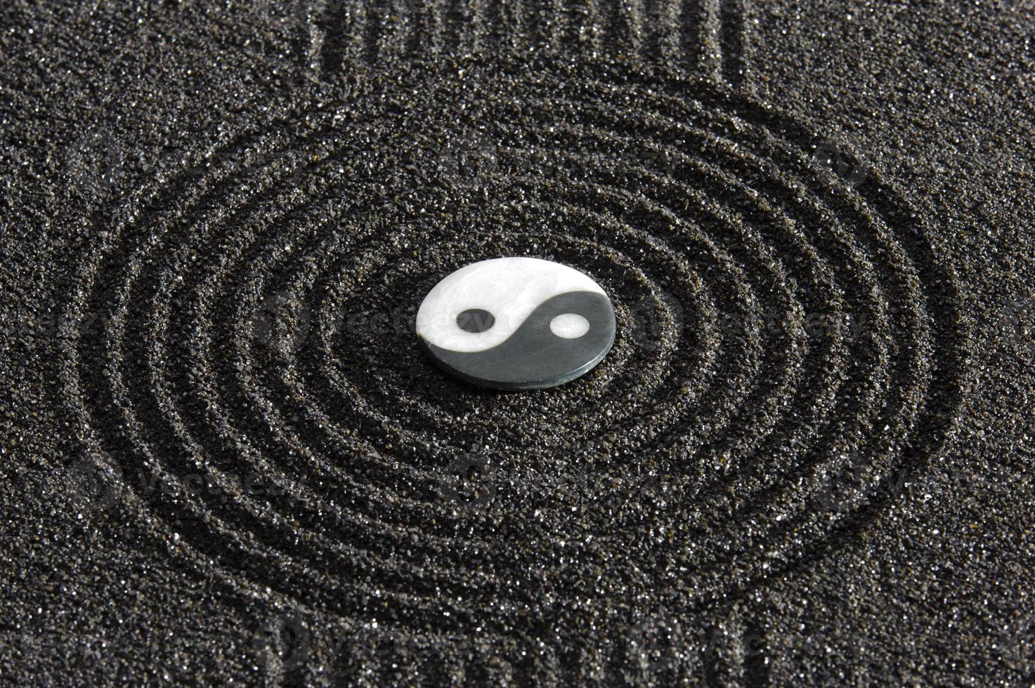 simbolo di yin e yang nel centro del giardino zen giapponese foto