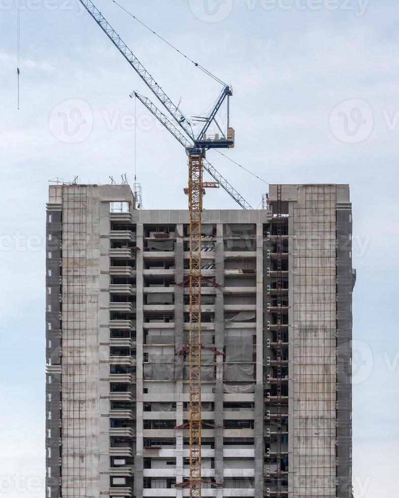 alto edificio moderno in costruzione. foto