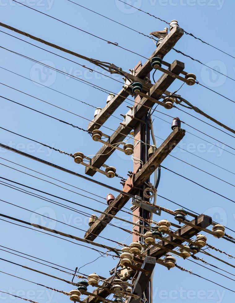 vecchio palo del telegrafo con filo complesso. foto