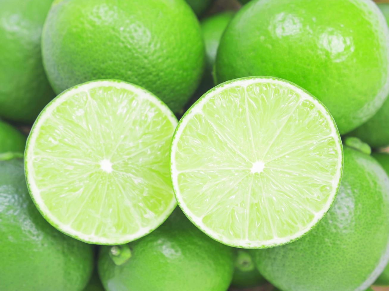 lime verde fresco, fondo pieno e mezzo della fetta foto