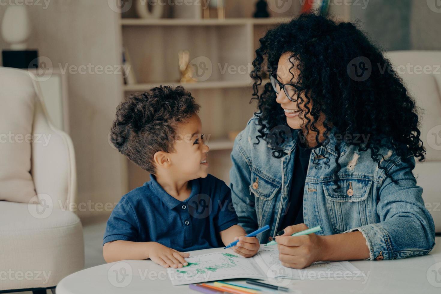 bella famiglia afroamericana di madre e figlio che trascorrono del tempo a casa foto