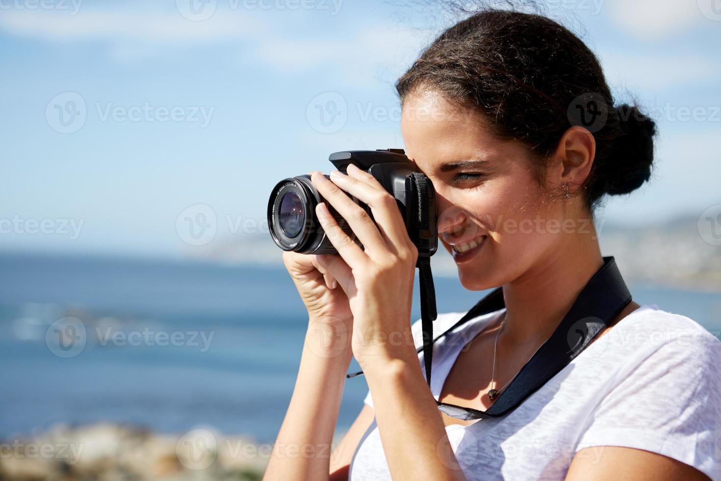 donna che cattura le foto dell'oceano
