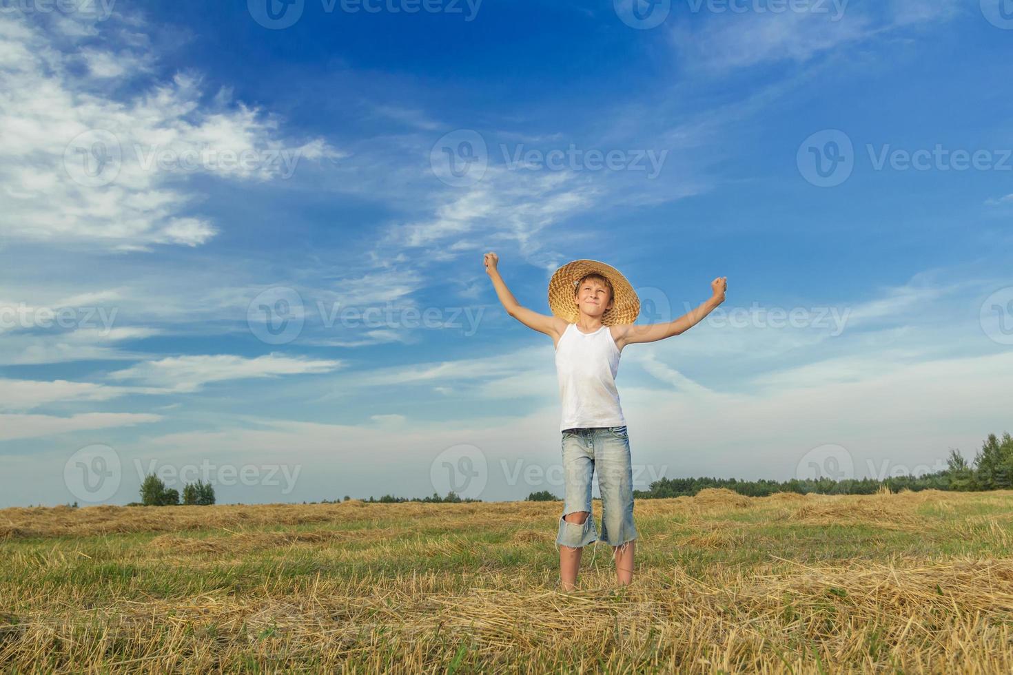 Ritratto di felice agricoltore adolescente sul campo foto