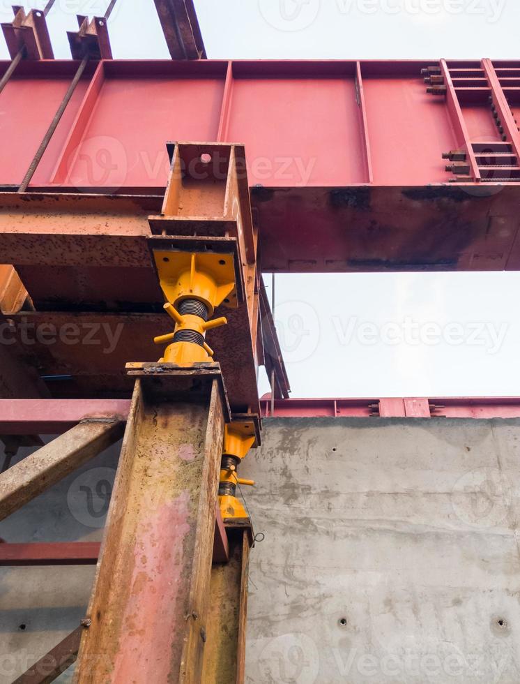 la grande intelaiatura in ferro si sta installando sulla sommità del palo in cemento armato. foto