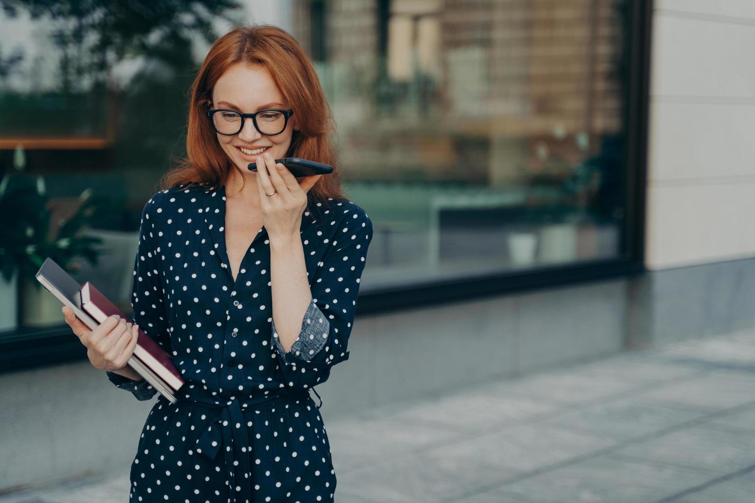 la donna effettua registrazioni vocali online per l'invio di pose di messaggi audio all'aperto foto