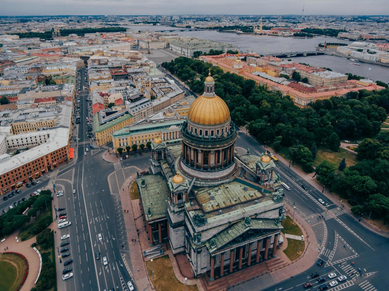 famosa cattedrale di san pietroburgo in piazza isaac. vista aerea. attrazioni per i turisti. monumenti e luoghi di interesse russi foto
