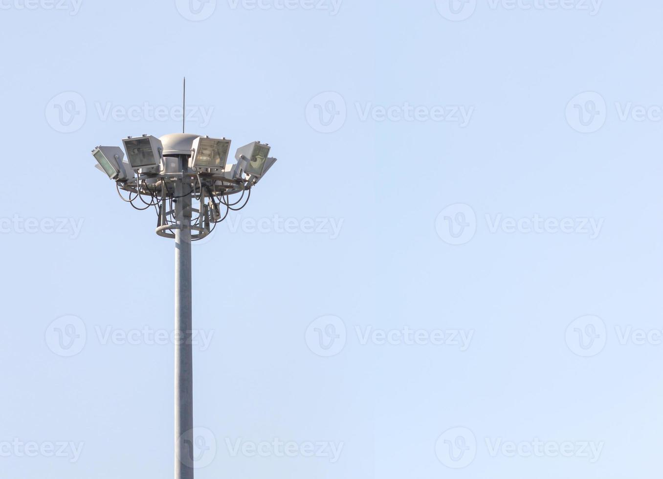 palo del proiettore dello stadio all'aperto foto