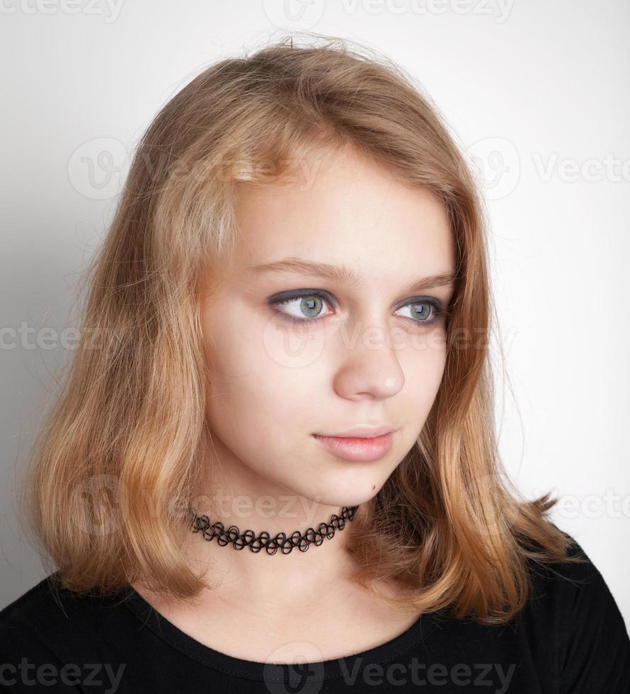 ragazza adolescente bionda caucasica in girocollo nero foto