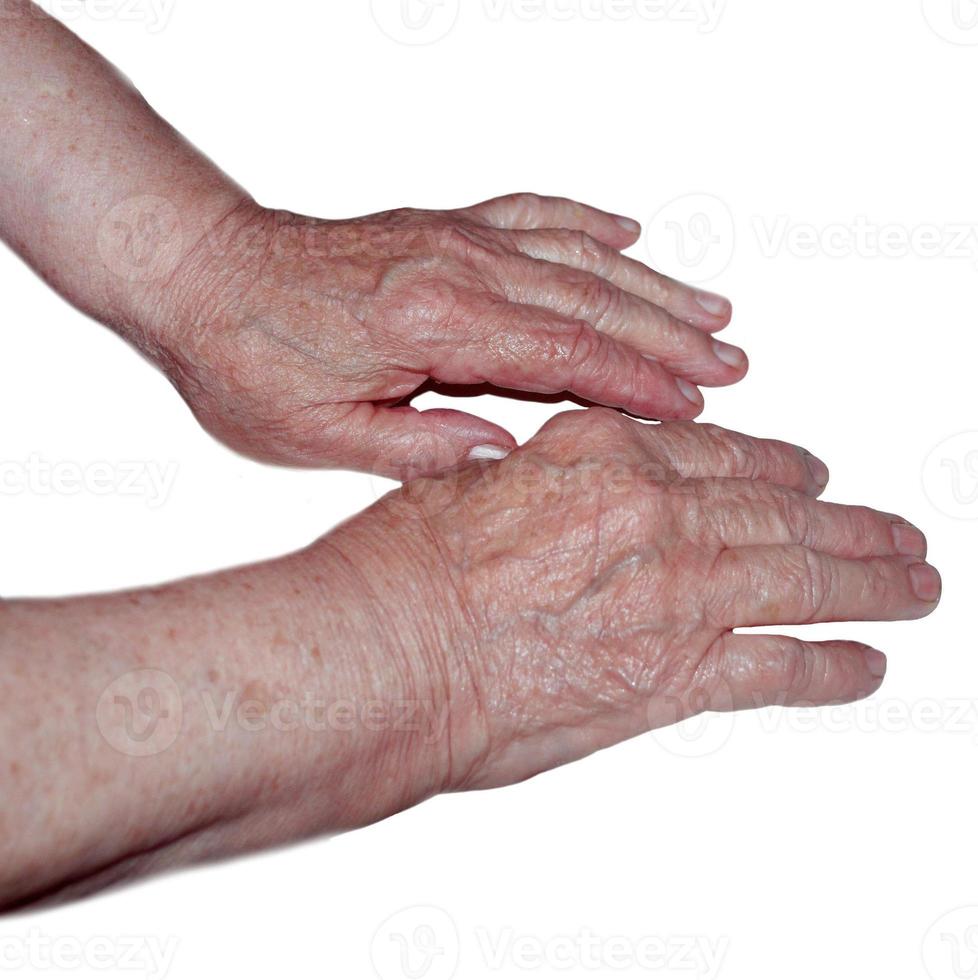 due mani di una donna anziana foto