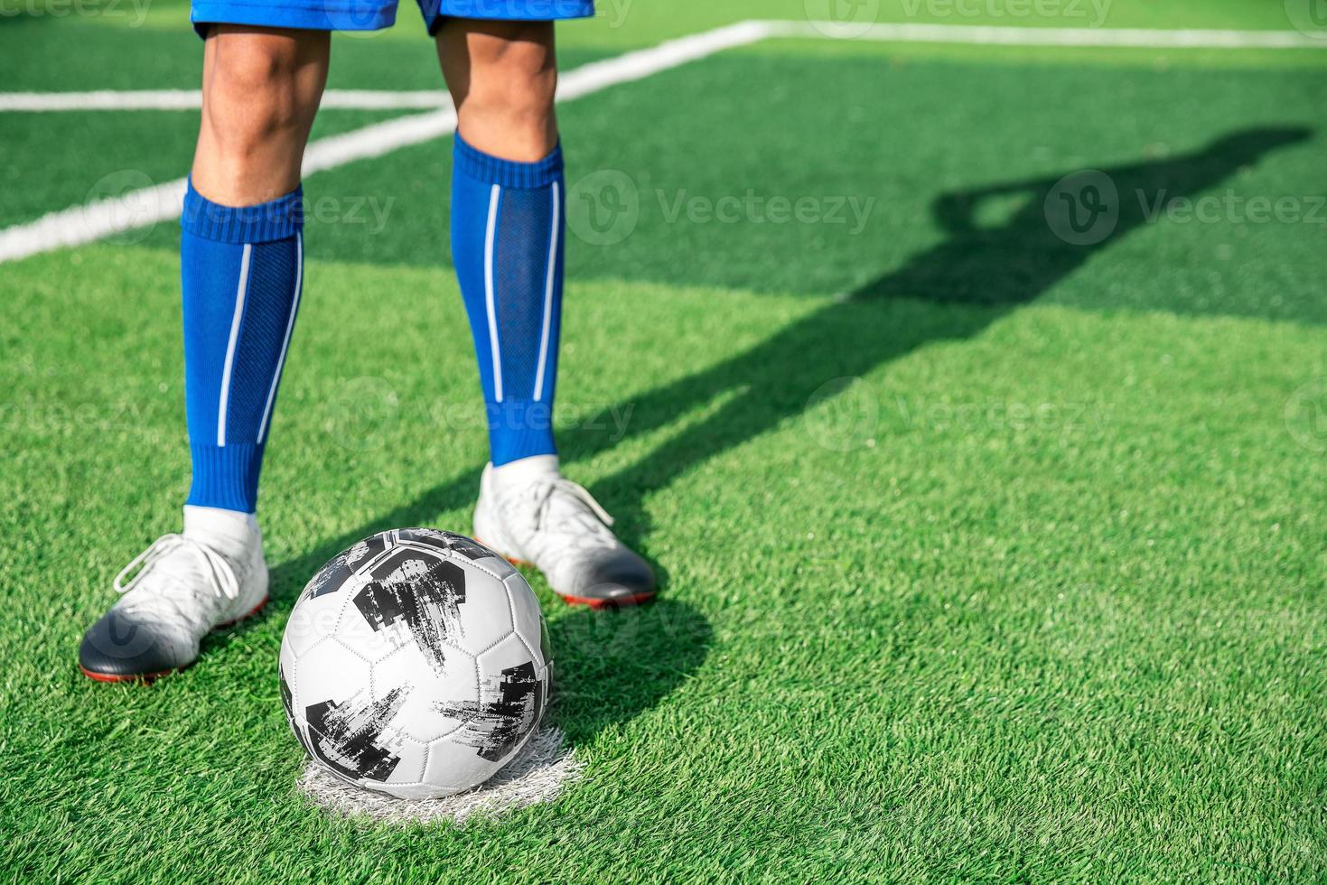 calciatore professionista o giocatore di calcio calcia e tira la palla su rigore o punizione al portiere per aver vinto il gol del campione nella finale di campionato nello stadio sul campo foto