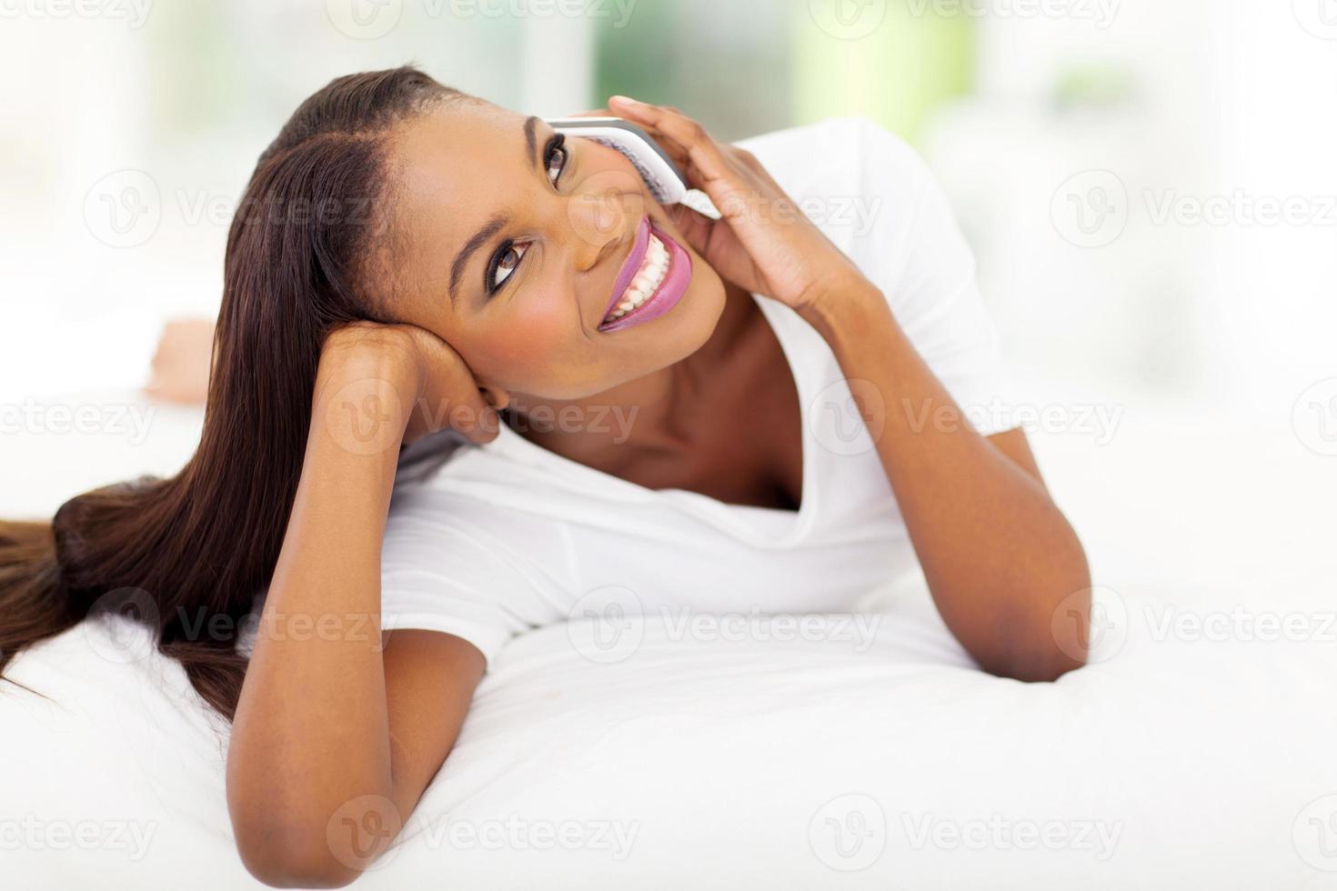 donna afroamericana che parla sul telefono cellulare foto