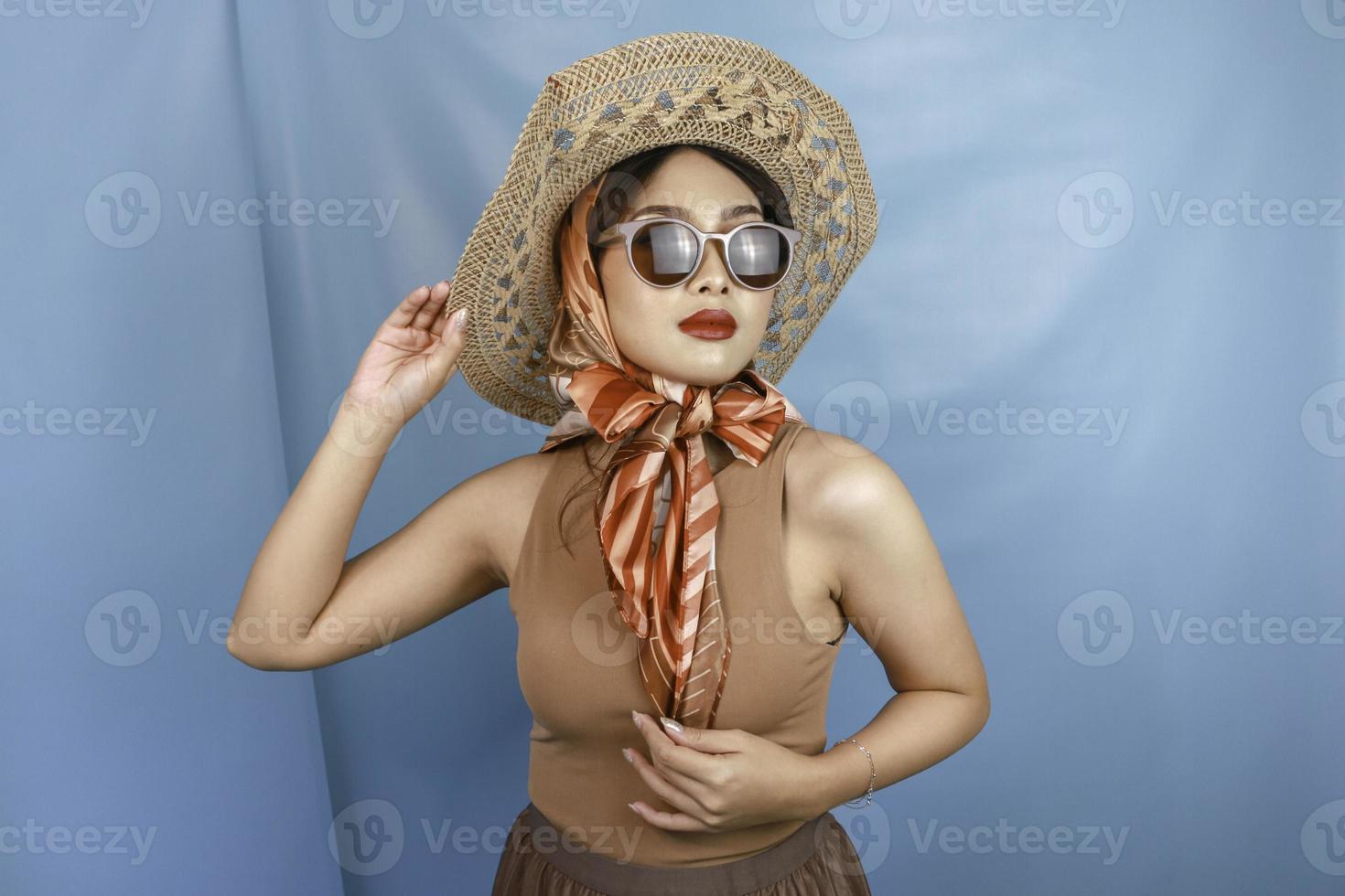 concetto di viaggio di una giovane donna asiatica retrò isolata da uno sfondo blu foto