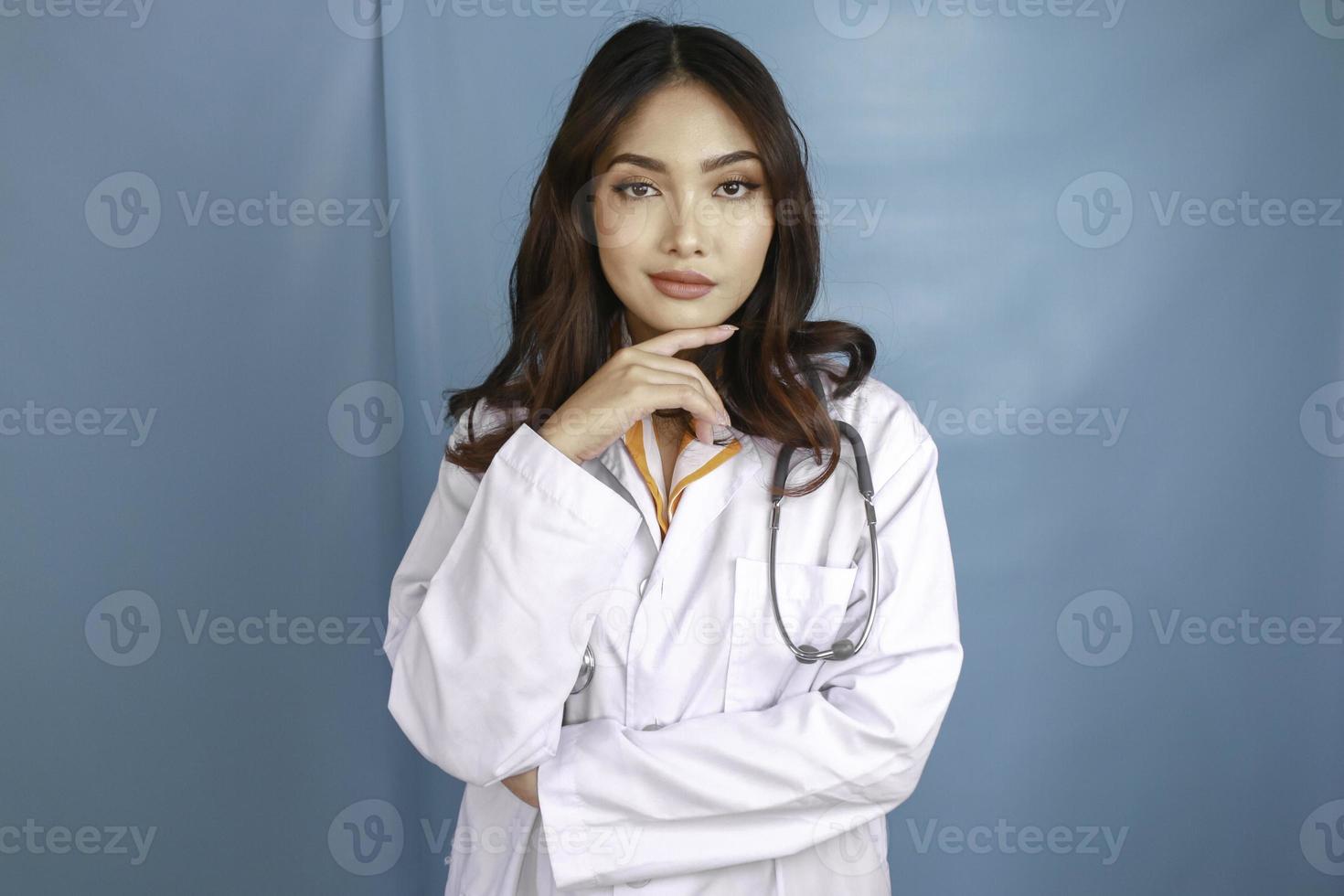 giovane donna medico su sfondo isolato pensando un'idea foto