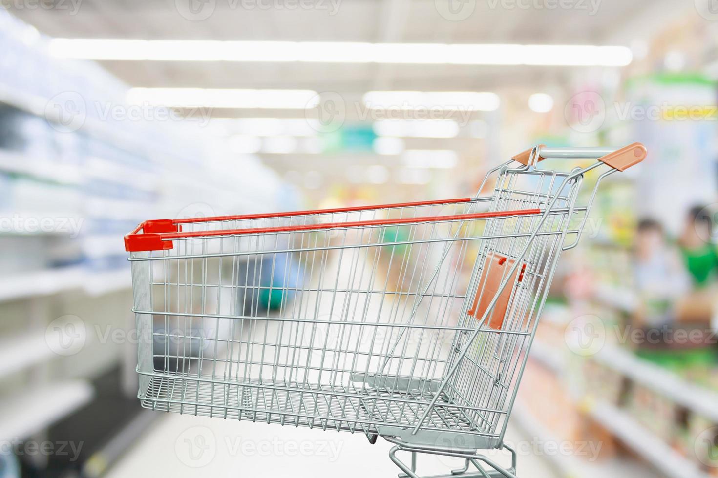 corridoio del supermercato con il carrello vuoto al concetto di business al dettaglio del negozio di alimentari foto