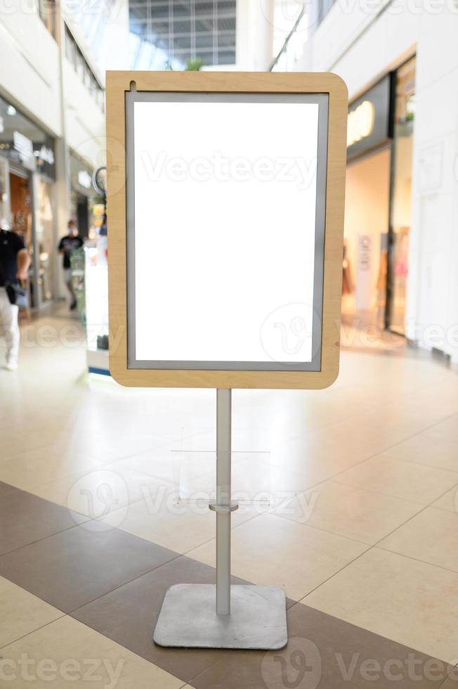 segno bianco con spazio per la copia per il tuo messaggio di testo o mock up contenuto nel moderno centro commerciale foto