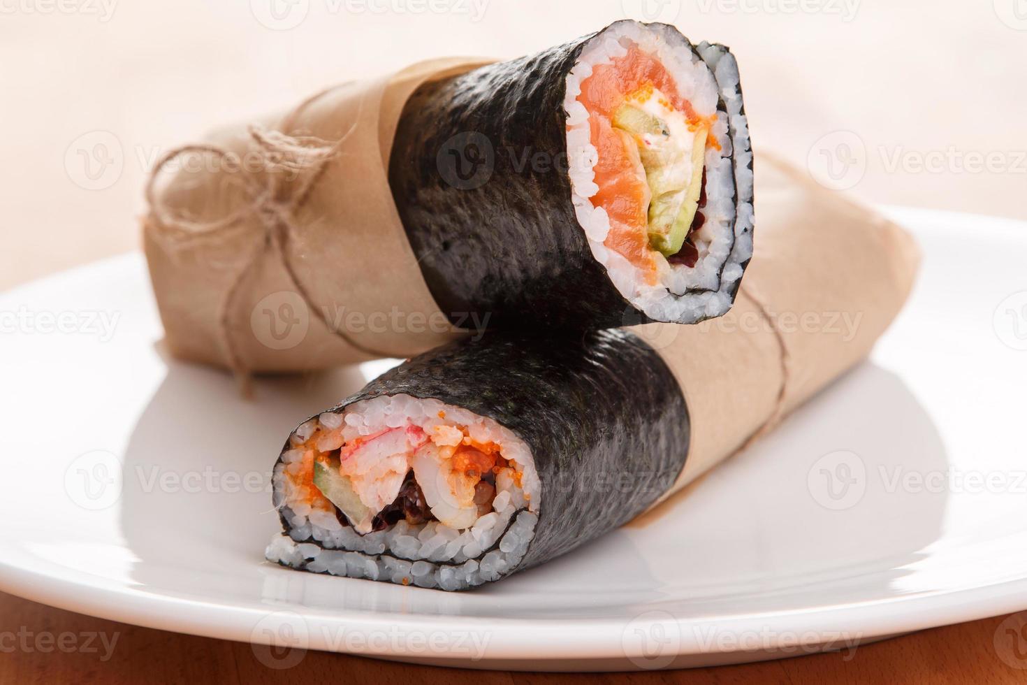 sushi burrito - nuovo concetto di cibo alla moda foto