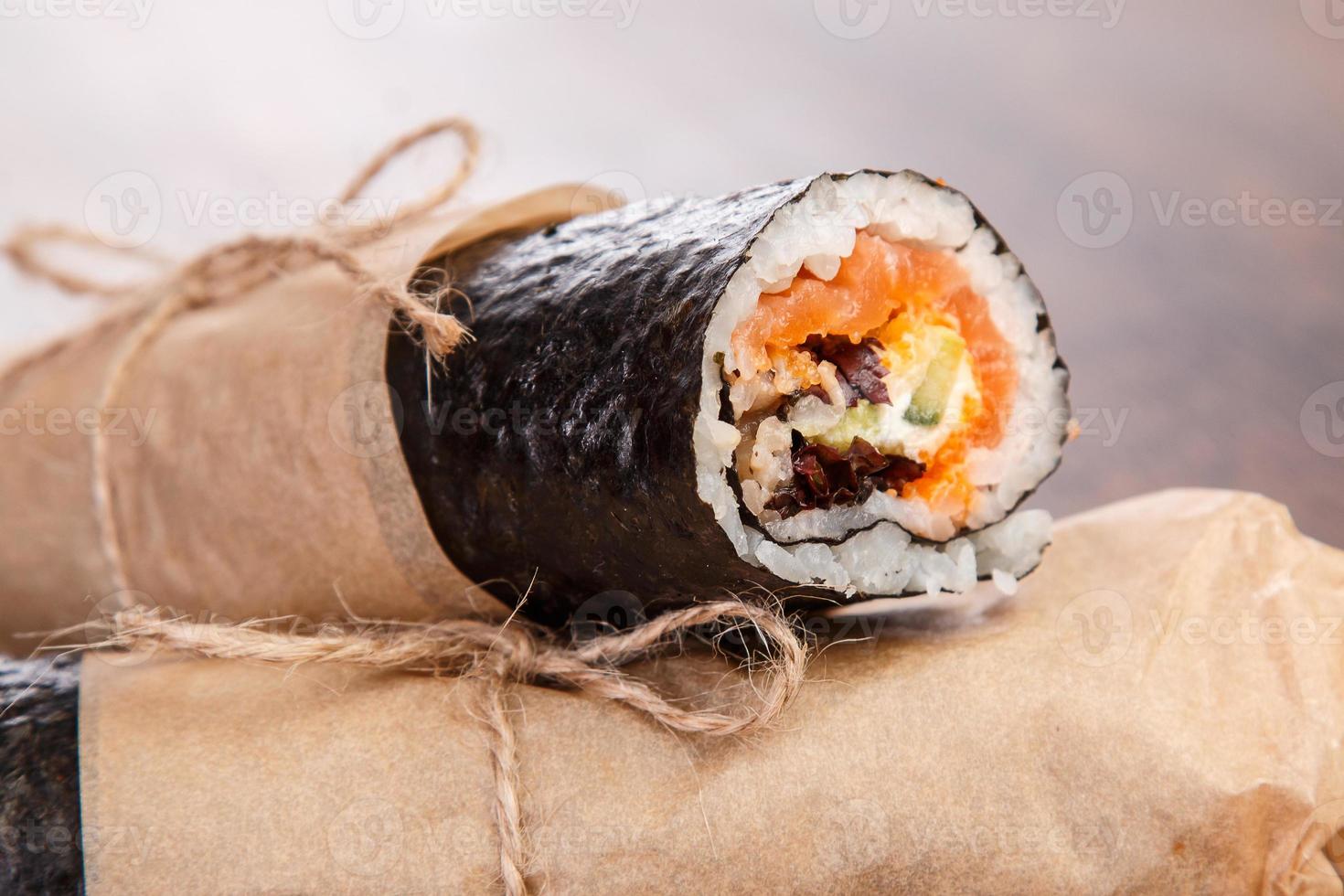 sushi burrito - nuovo concetto di cibo alla moda foto