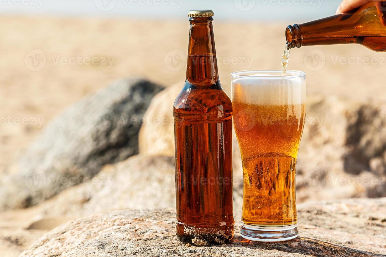 birra in spiaggia foto