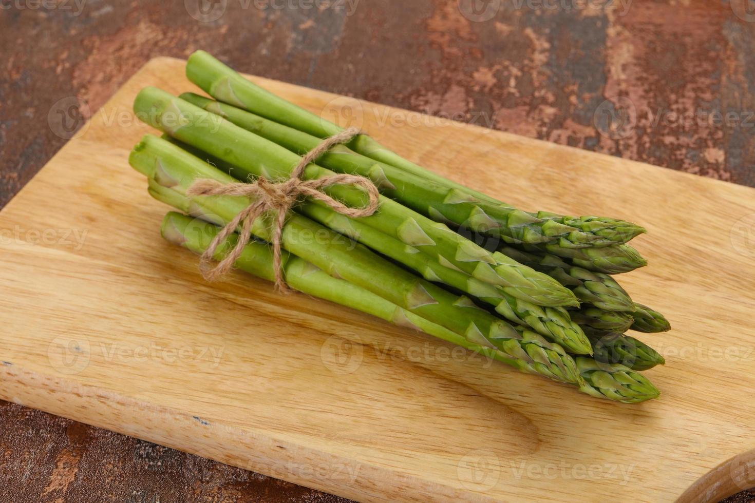 mucchio di asparagi crudi foto