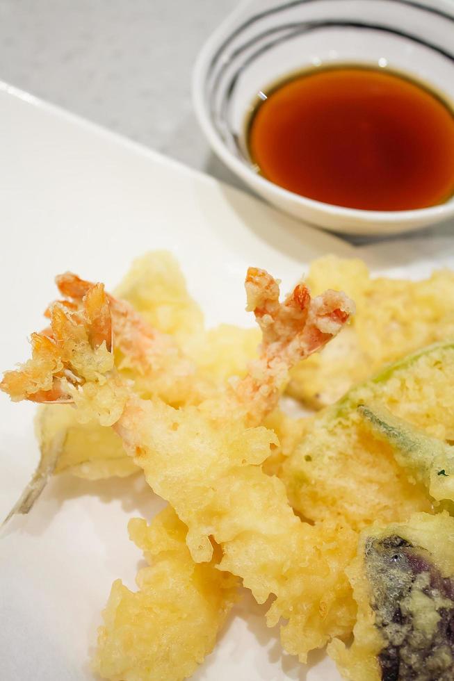 cucina giapponese - gamberi in tempura con salsa foto