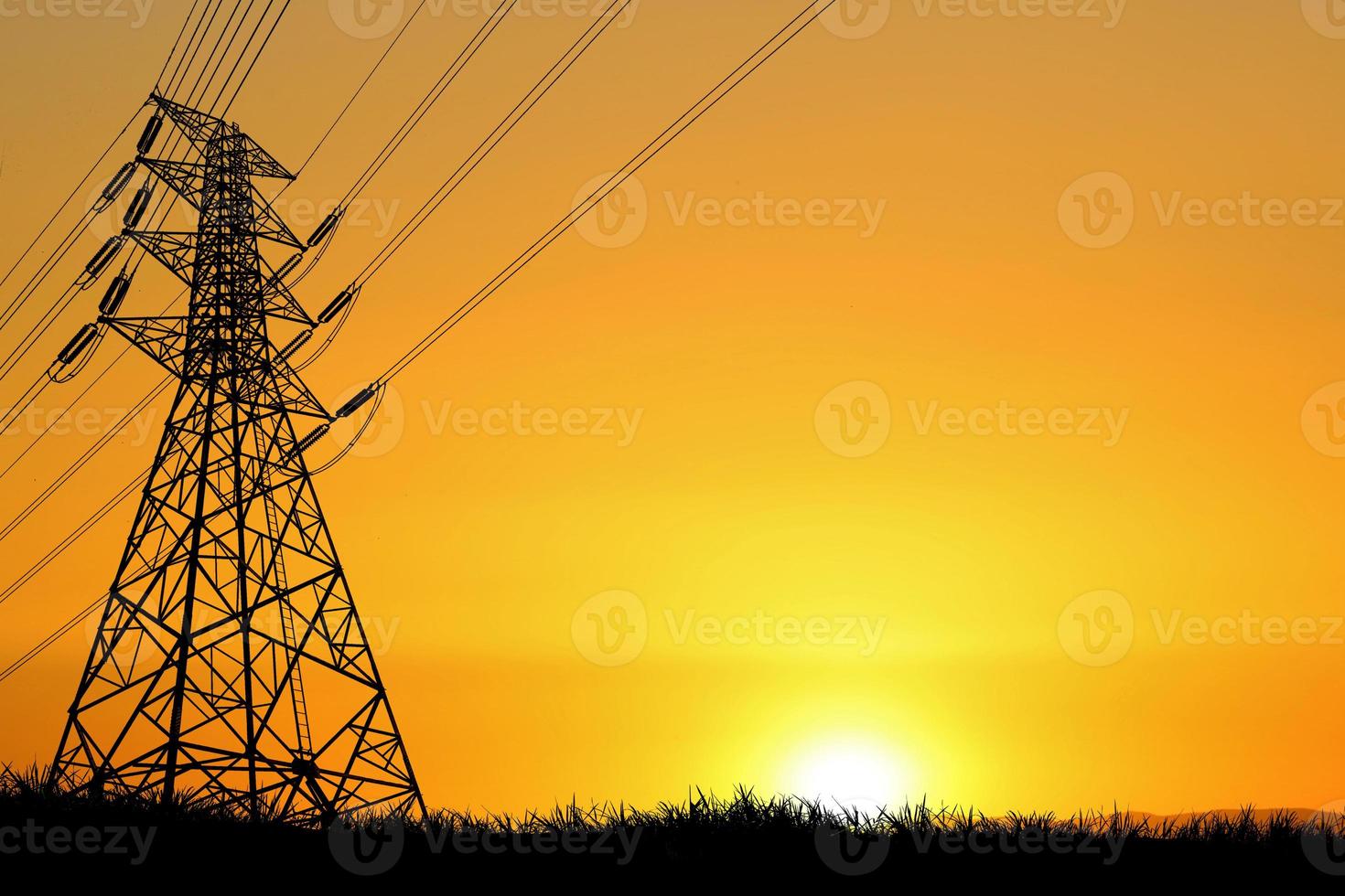 silhouette della struttura delle torri di trasmissione ad alta tensione concetto di distribuzione di energia elettrica rurale foto