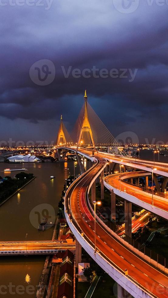 ponte rama 9 in thailandia. il punto di riferimento. il simbolo è il simbolo del re di Thailandia. vista a volo d'uccello foto